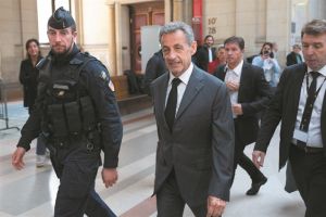 Παλεύει να μην καταδικαστεί σε κατ’ οίκον περιορισμό με βραχιολάκι