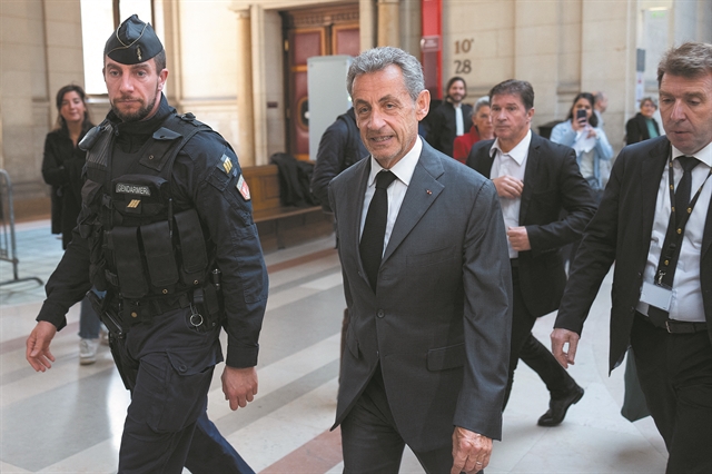 Παλεύει να μην καταδικαστεί σε κατ’ οίκον περιορισμό με βραχιολάκι