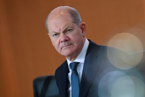 Ολαφ Σολτς: Ελληνας υπό την επήρεια ναρκωτικών αιφνιδίασε τη φρουρά του καγκελάριου και βρέθηκε δίπλα του
