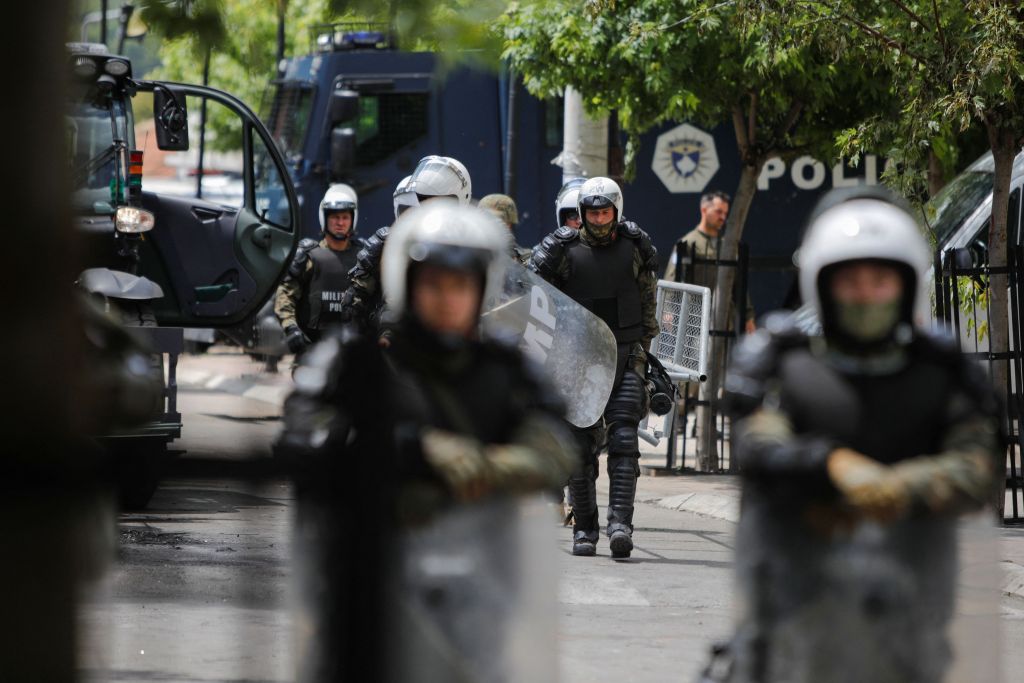 Ενταση στο Κόσοβο: Αυστηρό μήνυμα ΕΕ  – «Να αποσυρθούν οι βίαιοι διαδηλωτές» | tanea.gr