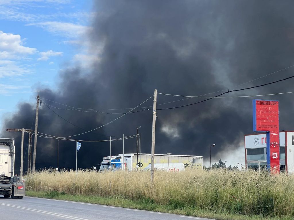 Φωτιά σε εργοστάσιο με μοκέτες στη Λάρισα