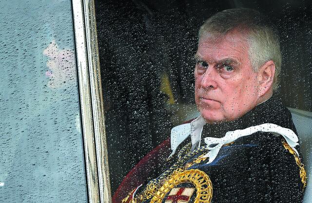 Σύλληψη Άντριου: Από «αγαπημένος γιος» της βασίλισσας Ελισάβετ, κρατούμενος για εμπλοκή στην υπόθεση Έπσταϊν