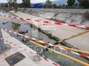 Τροχαίο σοκ στον Κραυσίδωνα: ΙΧ εκτοξεύτηκε, έσπασε τις προστατευτικές μπάρες και έπεσε μέσα στο χείμαρρο