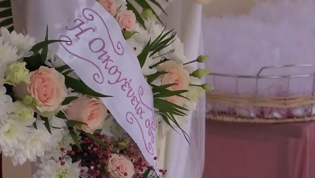 Κηδεία του βρέφους στην Άρτα: Σπαραγμός – Γλυκά και μπομπονιέρες έξω από την εκκλησία