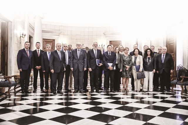 Υπουργέ έχετε ένα νέο μήνυμα…