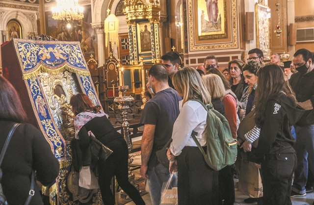 Ουρές για το «Αξιον Εστί» στη Μητρόπολη Αθηνών