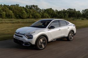 Το νέο Citroën C4 X κερδίζει τους οικογενειάρχες με την πληθωρική του παρουσία