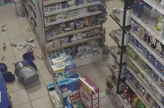 Σεισμός στην Κρήτη: Νέo βίντεο από σουπερμάρκετ τη στιγμή που χτυπούν τα 5,1 Ρίχτερ