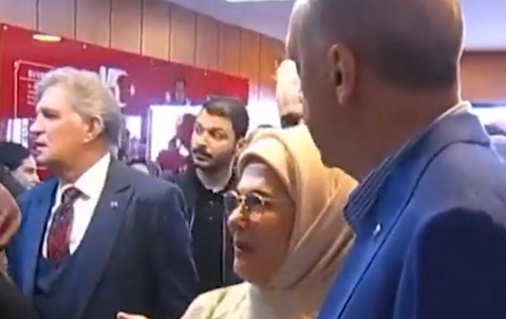 Τουρκία: Θύμωσε με ψηφοφόρο ο Ερντογάν – Στις 17:00 κλείνουν οι κάλπες