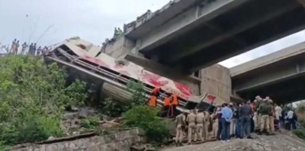 Πολύνεκρο δυστύχημα στην Ινδία: Λεωφορείο έπεσε σε φαράγγι