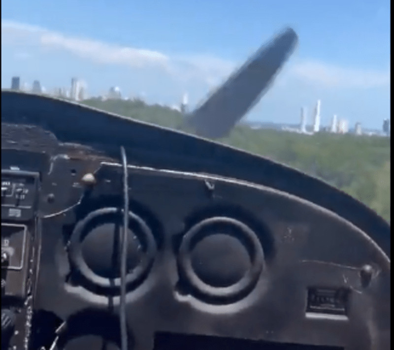 Η τρομακτική στιγμή που ένα Cessna Skyhawk προσγειώνεται σε αυτοκινητόδρομο