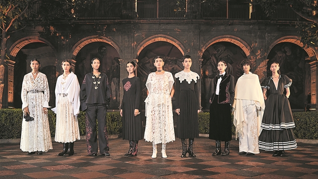 Τα βαν με τα φιμέ τζάμια, το shopping, οι λαμπερές βόλτες στη Βουλιαγμένη