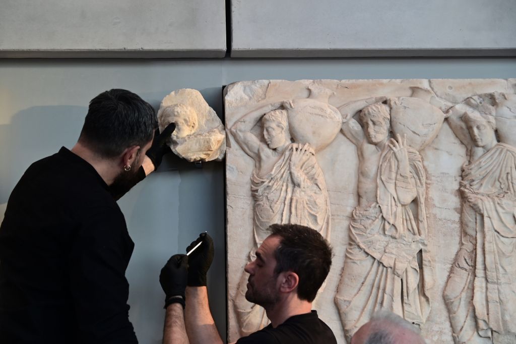 Η Αυστρία επιστρέφει δύο μεγάλα θραύσματα στην Ελλάδα