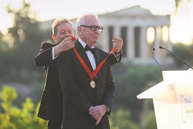 Η μεγάλη στιγμή του Ντ. Τσίπερφιλντ κάτω από την Ακρόπολη