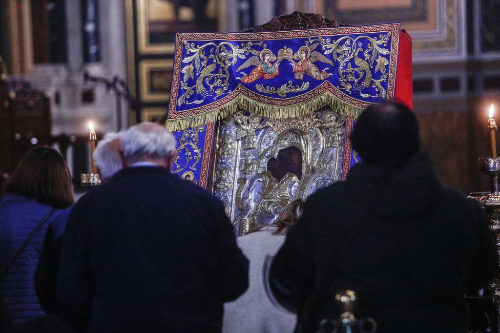 Τρισάγιο στη μνήμη των θυμάτων της τραγωδίας στα Τέμπη – Ουρές για την εικόνα της Παναγίας «Άξιον Εστί»