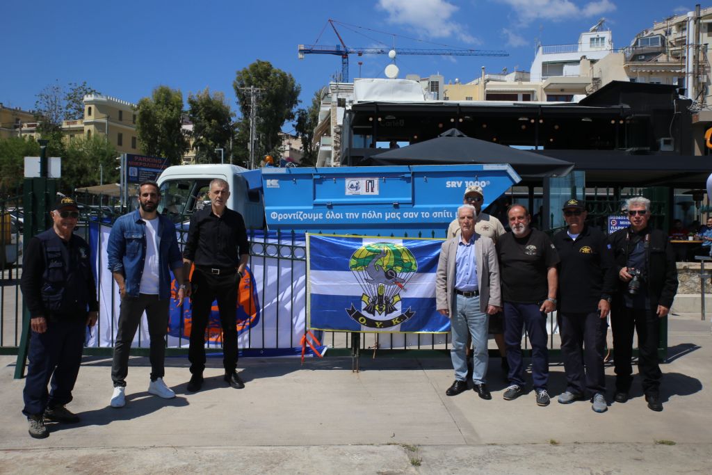 Γιάννης Μώραλης: Ο δήμαρχος Πειραιά στον υποβρύχιο καθαρισμό στο Μικρολίμανο