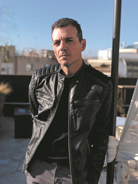 «…να αδειάσω το σκοτεινό νερό που γεμίζει τη βάρκα»