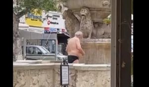 Ηλικιωμένος βούτηξε σε σιντριβάνι με το εσώρουχο