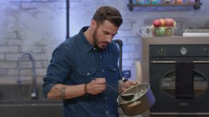 Ο Ακης Πετρετζίκης κλείνει τα εστιατόρια Kitchen Lab