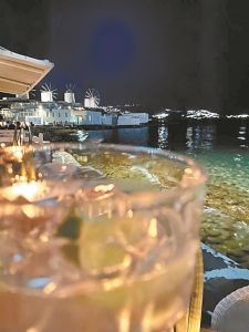 Η ωραία, αστραφτερή πλευρά της Μυκόνου