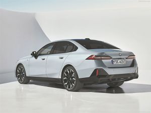 NEA HΛΕΚΤΡΙΚΗ BMW i5: ΦΩΤΙΑ ΣΤΗΝ ΑΣΦΑΛΤΟ