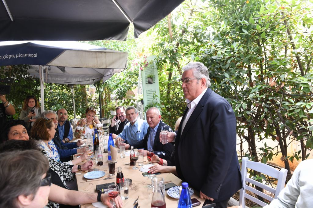 Ημέρα χαλάρωσης πριν τις εκλογές: Για τσίπουρα στην Καλογρέζα ο Δημήτρης Κουτσούμπας