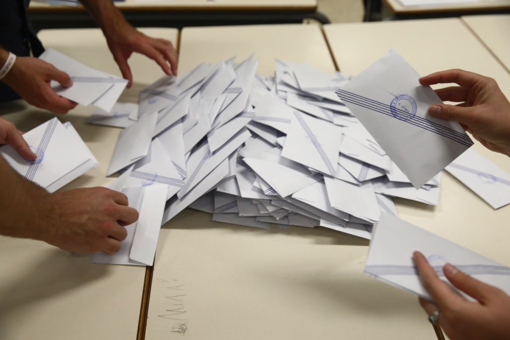 Σε λίγο τα πρώτα επίσημα αποτελέσματα