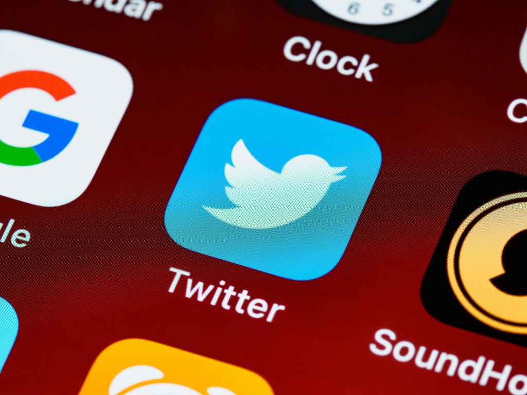 Στα 15 δισ. δολάρια η αξία του Twitter – 44 δισ. δολ. είχε πληρώσει ο Μασκ