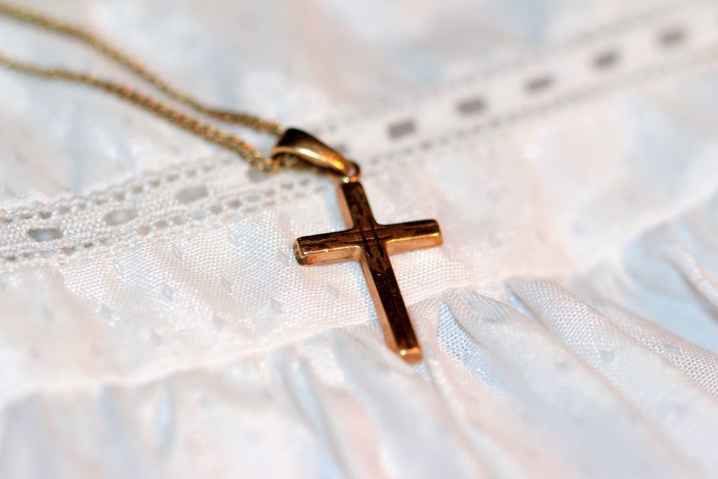 Ξεσπάει η μητέρα του βρέφους που του έκλεψαν το βαπτιστικό σταυρό – «Είναι ντροπή
