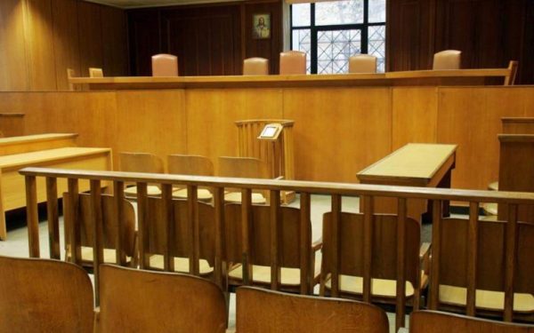 Δωρίζει 4 απινιδωτές σε δικαστήρια πριν αποχωρήσει από το δικαστικό σώμα ο Ισίδωρος Ντογιάκος | tanea.gr
