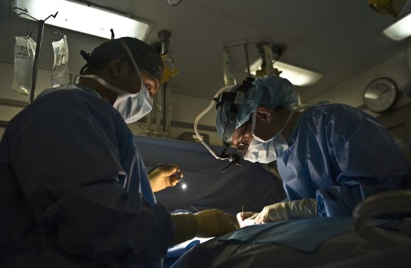 Γονείς υπέρ του καρδιοχειρουργού που καταγγέλλεται για θανάτους 15 παιδιών