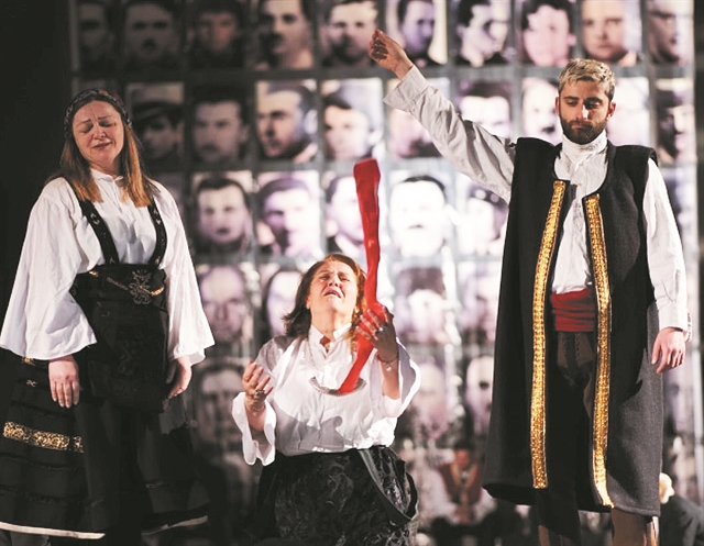 «Εκάβη» στην Αλβανία, «μια χώρα μεταναστών που μετράει τις πληγές της»