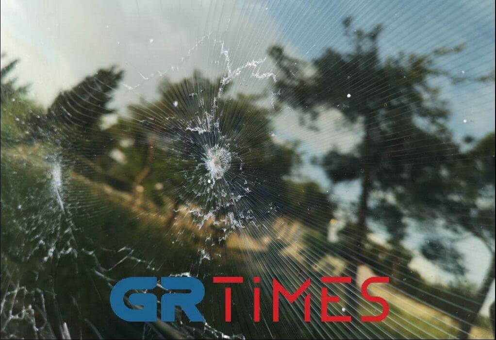 Τον χτύπησαν με στειλιάρι μπροστά στον γιο του γιατί αργούσε να παρκάρει