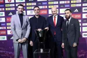 Η τρέλα των φίλων του Ολυμπιακού έξω από την αίθουσα της συνέντευξης Τύπου του Final Four!