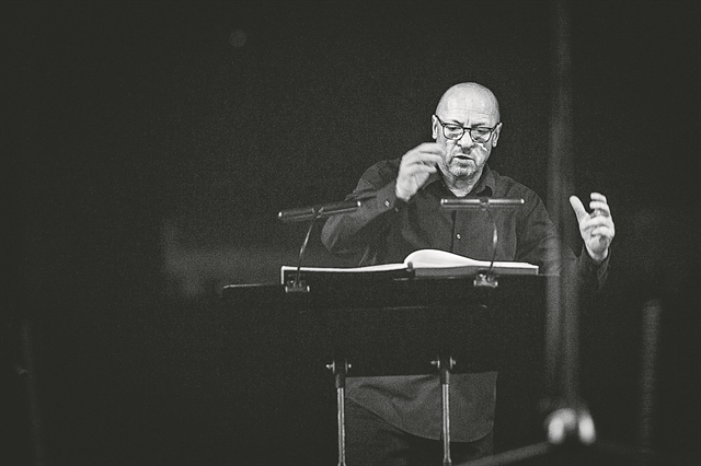 Ο Ζμπίγκνιεφ Πράισνερ διευθύνει τον «Υμνο της αγάπης»