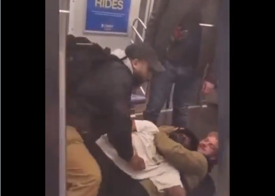 Στραγγάλισαν άστεγο μέσα στο μετρό της Νέας Υόρκης σα να μη συμβαίνει τίποτα