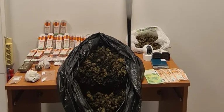 Έβαλε φωτιά στο μπάνιο του σπιτιού του για να εξαφανίσει σακούλες με χασίς