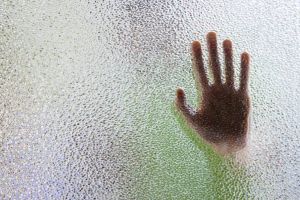 «Γιατί το κάνεις αυτό;» – Σοκάρει η καταγγελία νεαρής που έπεσε θύμα βιασμού από αδερφό και θείο