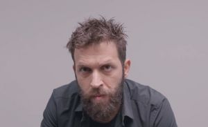 Οπλοκατοχή: «Ήντα μρε ξανοίγεις» – Ταινία – γροθιά στο στομάχι