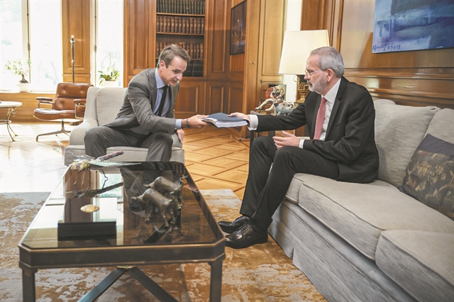 Ενας μπλε φάκελος και στα χέρια του Σαρμά