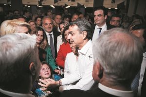 Αγώνας «πόρτα πόρτα» για την αυτοδυναμία