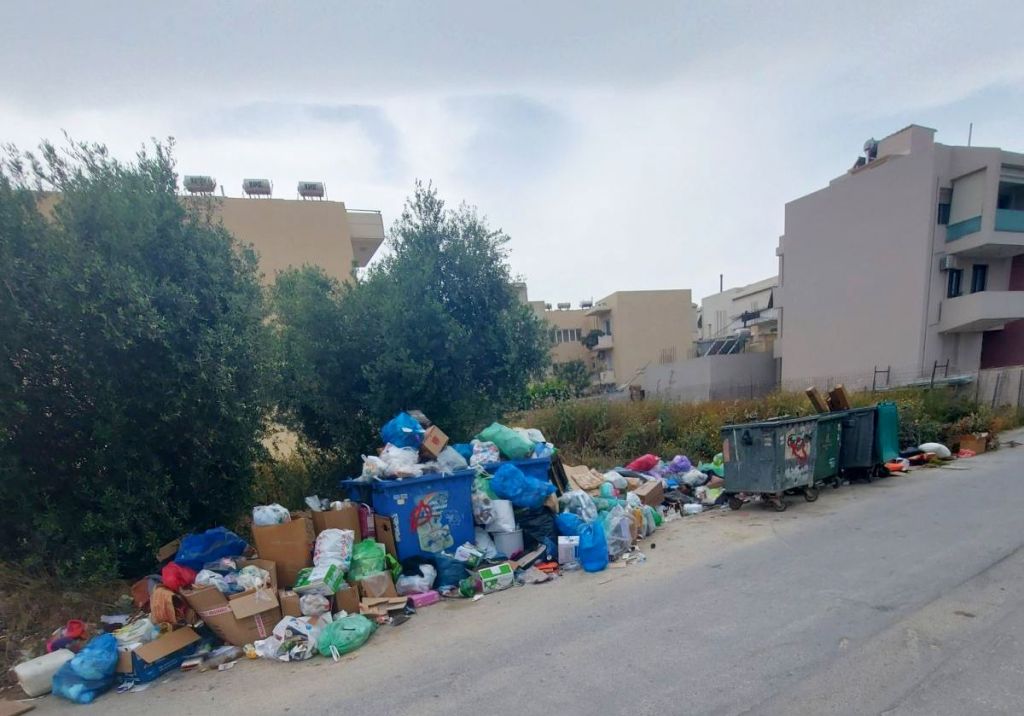 Ηράκλειο Κρήτης: Αποπνικτική ατμόσφαιρα στην πόλη από τα σκουπίδια