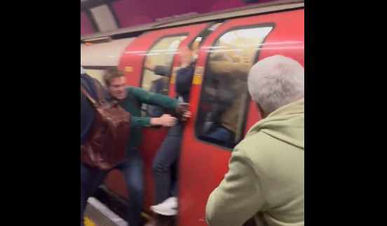 Βαγόνια γέμισαν με καπνό και οι επιβάτες έσπαγαν τα παράθυρα για να γλιτώσουν