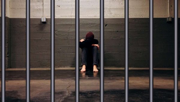 Τι απαντά ο διευθυντής των φυλακών στον 17χρονο για τον βιασμό