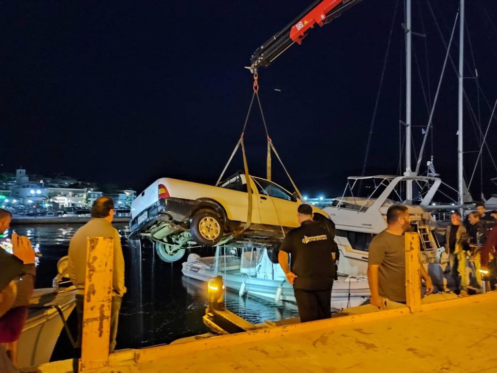 Ατύχημα στην Αργολίδα: Αγροτικό αυτοκίνητο έπεσε στη θάλασσα [εικόνες]