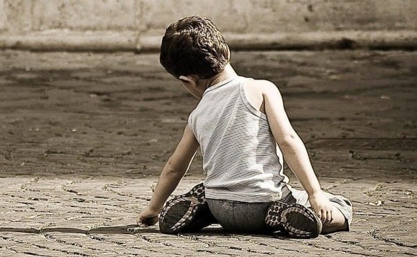 Σοκ στην Κρήτη: Νηστικά και κάτω από άθλιες συνθήκες τα τρία παιδιά που άφηνε μόνα στο σπίτι η 33χρονη μητέρα τους