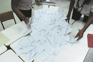 Κόλλυβα, αγκυλωτοί σταυροί και… οικογενειακή ψηφοφορία