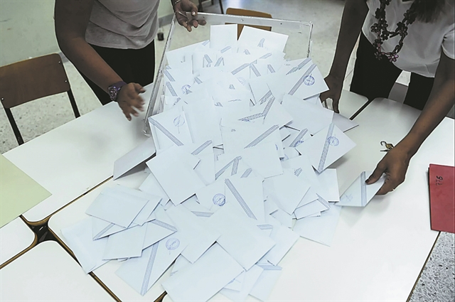 Κόλλυβα, αγκυλωτοί σταυροί και… οικογενειακή ψηφοφορία