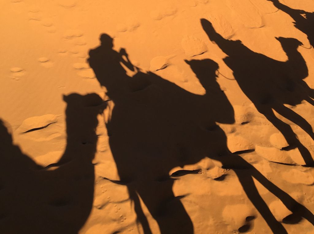 Οι έγκυες ταξιδεύουν επτά ώρες πάνω σε καμήλες για να γεννήσουν