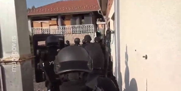 Βίντεο από τη σύλληψη του 21χρονου μακελάρη στη Σερβία